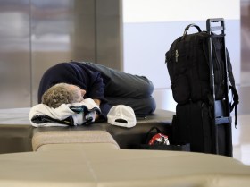 Passageiro do aeroporto dormindo