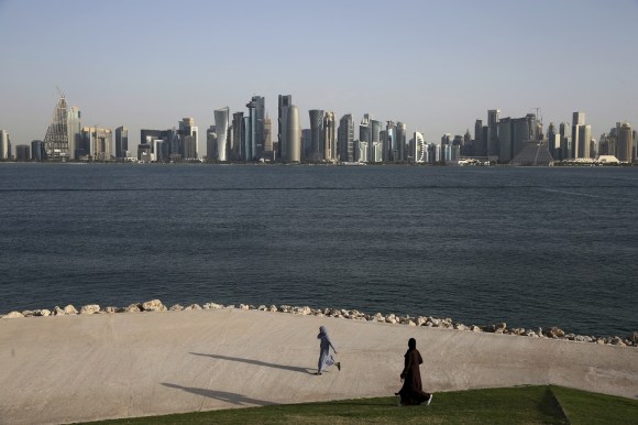 منظر للبحر يطل على ناطحات سحاب في قطر