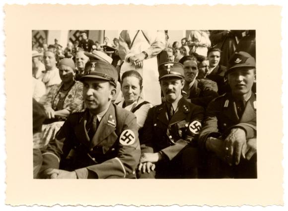 Pessoas com uniforma nazista em um encontro