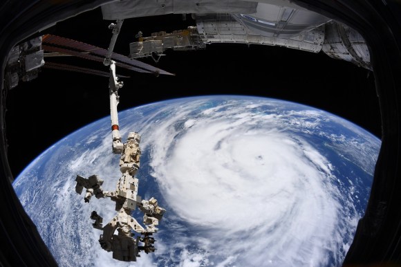 Die ISS und ein starker Sturm auf der Erde