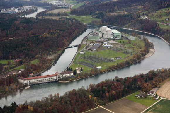 Usina nuclear de Beznau, construída em uma ilha artificial no rio Aare