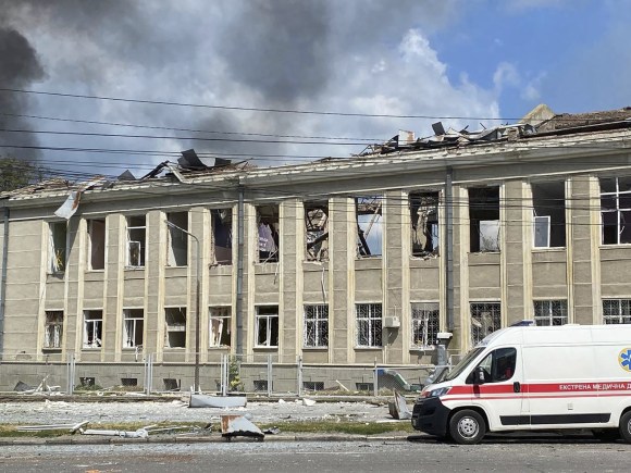 سيارة إسعاف أمام بناية تعرضت للقصف في أوكرانيا