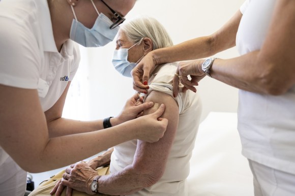 瑞士联邦建议80岁以上的老人接种第二针加强疫苗，以增加他们至少在短时间内得到更好的保护可能性。