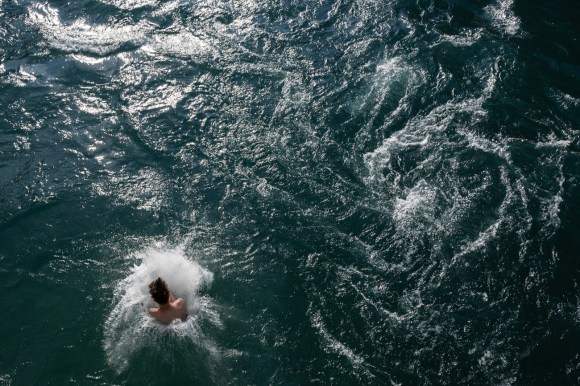 Un homme en train de nager en eaux libre