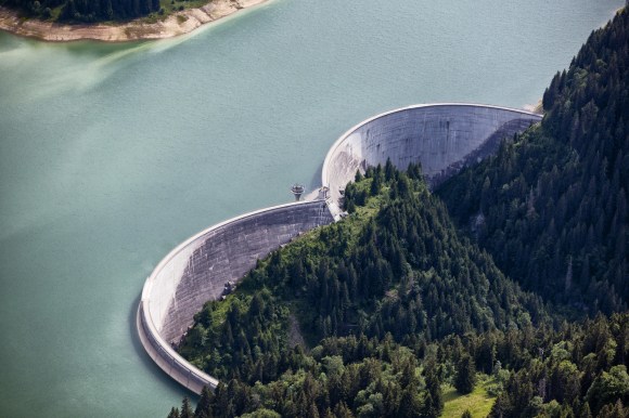 Water reservoir and dam