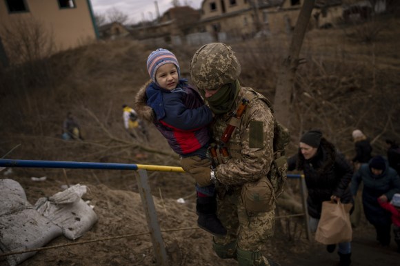 جندي يحمل طفلاً