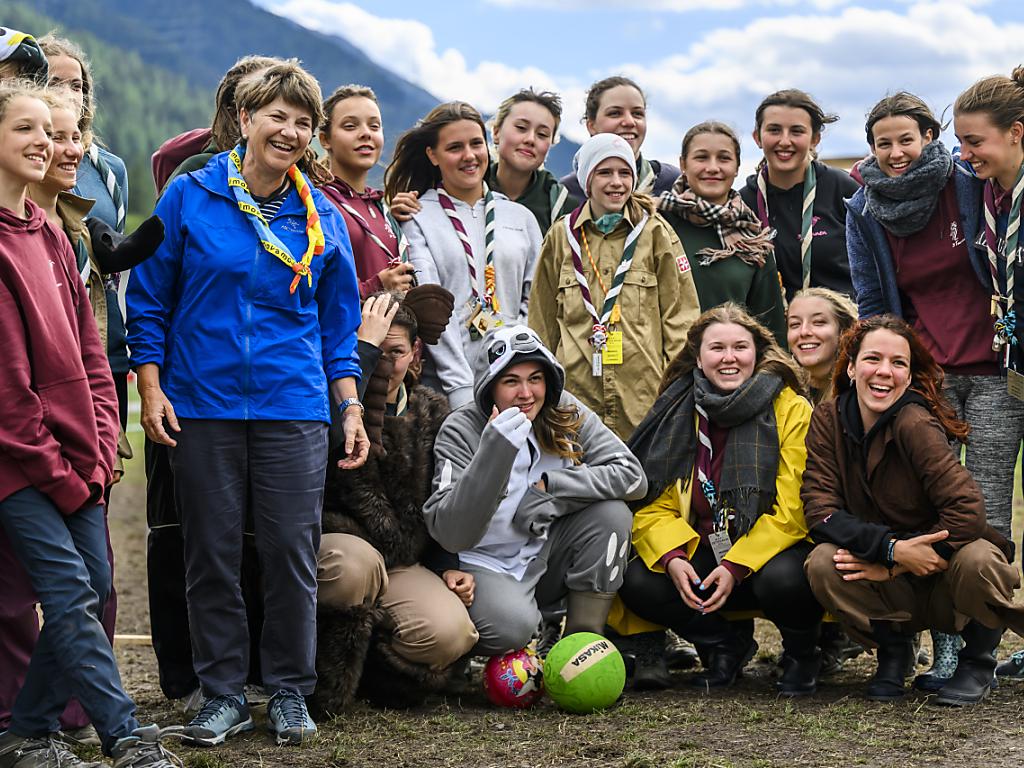 La conseillère fédérale Viola Amherd visite le camp scout fédéral SWI
