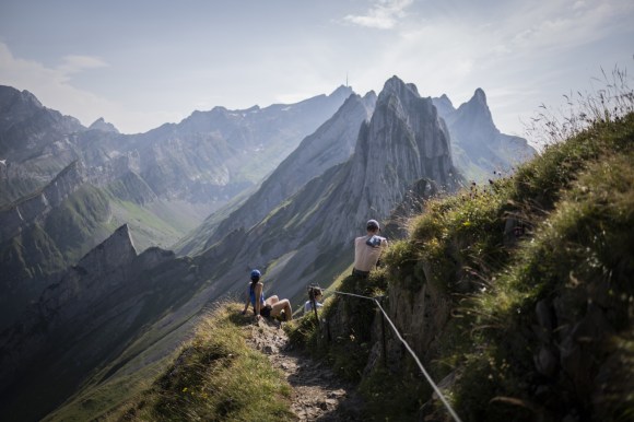Wanderer:innen machen Pause auf dem Weg Richtung Messmer