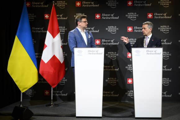 スイスのイグナツィオ・カシス外相（右）とウクライナのドミトロ・クレバ外相（5月）