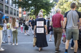 Дети, женщина и мужчины на манифестации против абортов