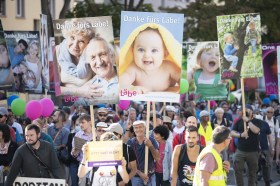 Люди на манифестации против абортов с плакатами и шарами