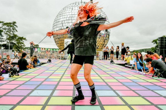 شابة ترقص في ساحة ملونة