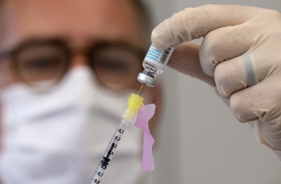サル痘ワクチンの準備をする医療従事者。7月、ドイツで撮影