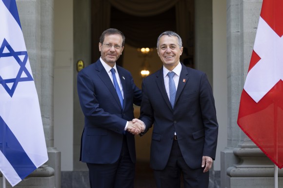 El presidente de Israel, Isaac Herzog (izquierda), estrecha la mano de Cassis en Berna.