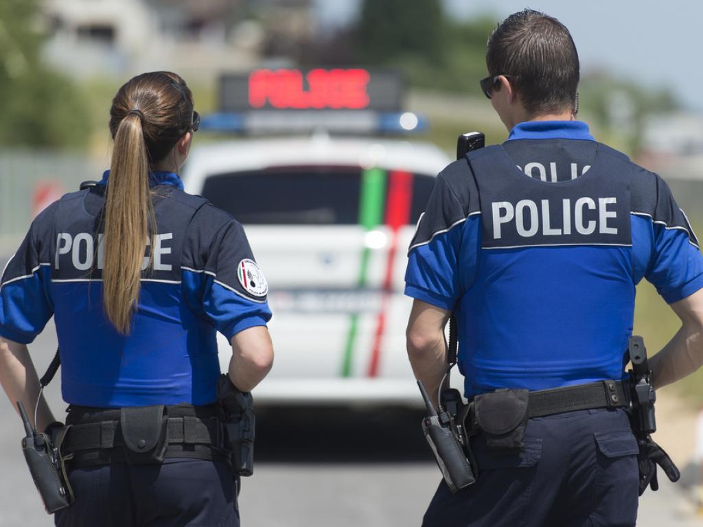 Mann Kracht Mit Geklautem Auto In Mauer Und Entwischt Polizei SWI 