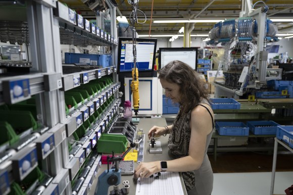 Mulher trabaljhando numa fábrica
