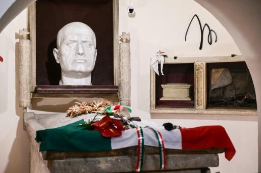 Cien años después, el culto a Mussolini se perpetúa en Italia - SWI  