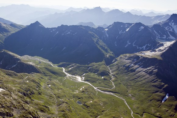 Vista aérea de paisaje montañoso.