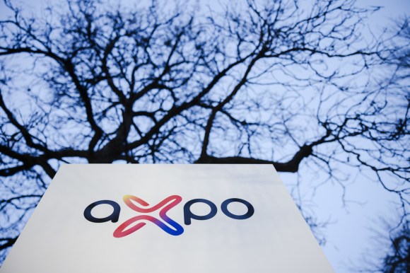 Logo de Axpo y árbol.
