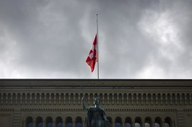 瑞士首都伯尔尼联邦大楼上降半旗向女王致敬。