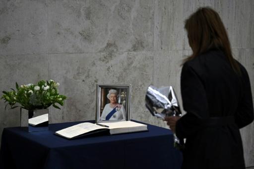 Britânico pede 'respeito' em dia de funeral da rainha e é