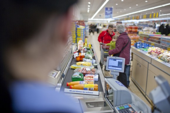 Clients à la caisse d un supermarché de hard-discount