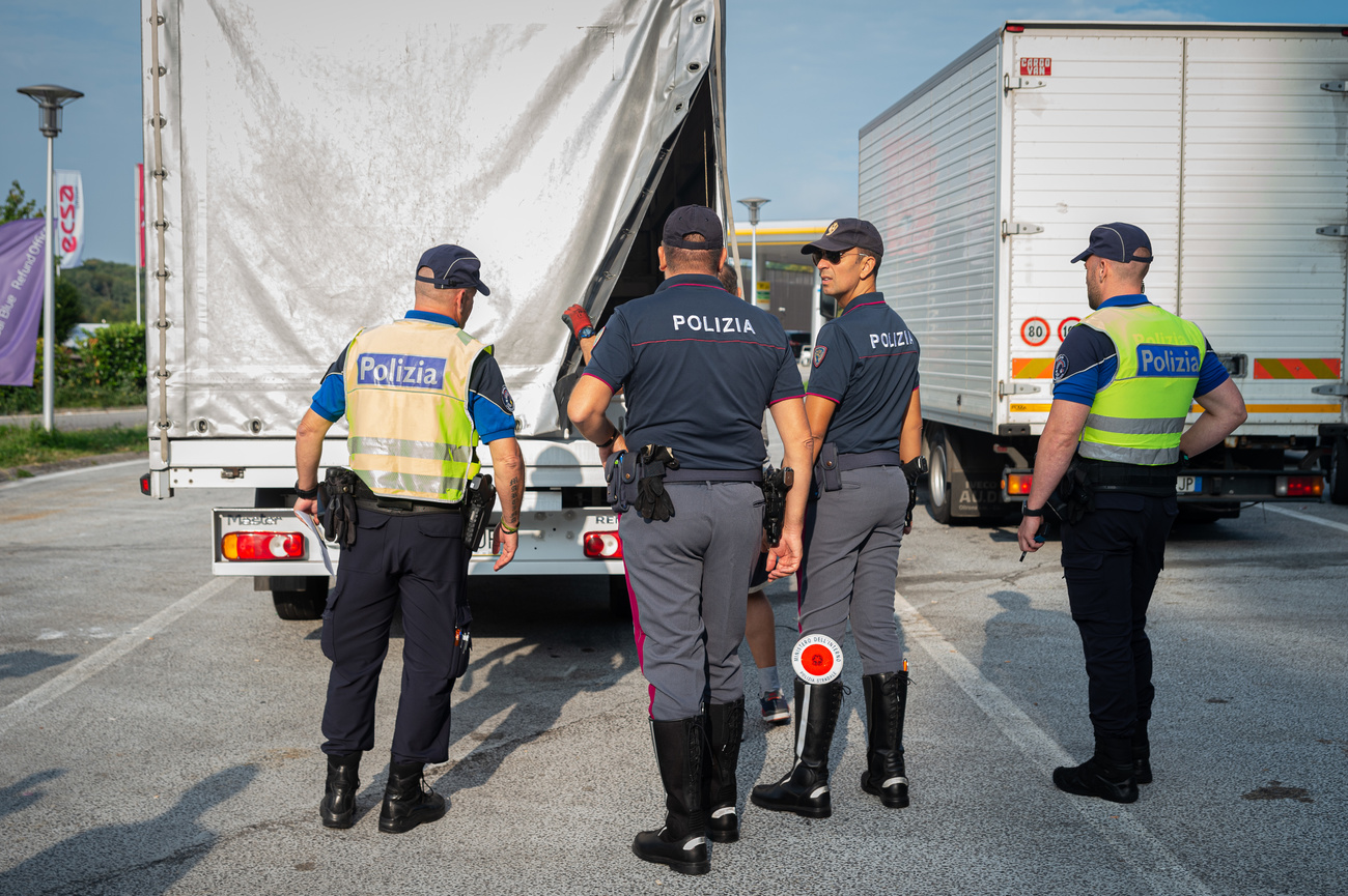 Switzerland and Italy step up joint border controls SWI swissinfo.ch