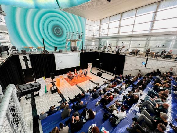 Konferenz in einem leeren Hallenbad