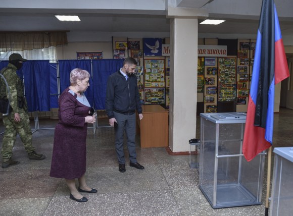 Una mujer ante una urna de voto