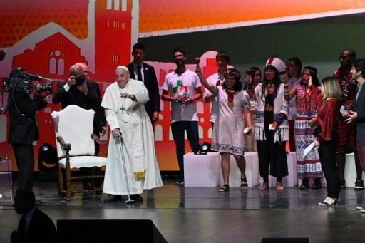 Papa firma patto con i giovani per “economia di pace”