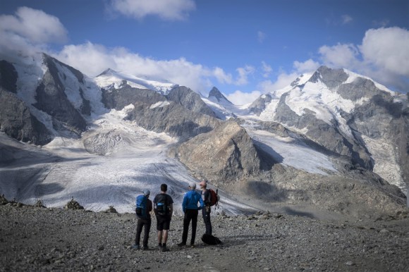 un grupo de personas mirando un glaciar