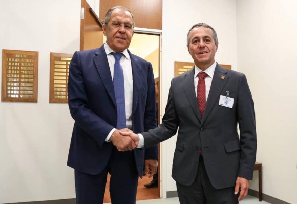 El presidente de Suiza y el ministro de asuntos exteriores ruso estrechándose la mano