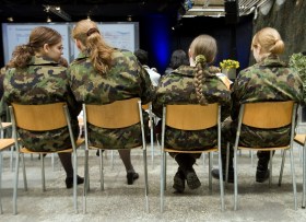 أربع نساء جالسات يرتدين ملابس عسكرية