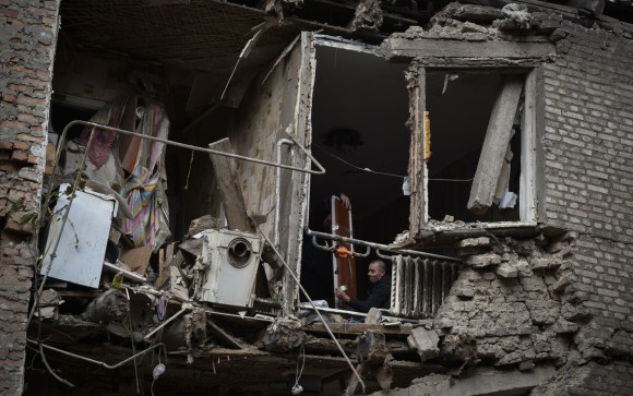 أطلال بناية سكنية تعرضت للقصف في أوكرانيا