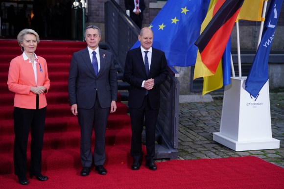 EC President Ursula von der Leyen, Swiss prersident Ignazio cassis (centre) and German Chancellor Olaf Scholz