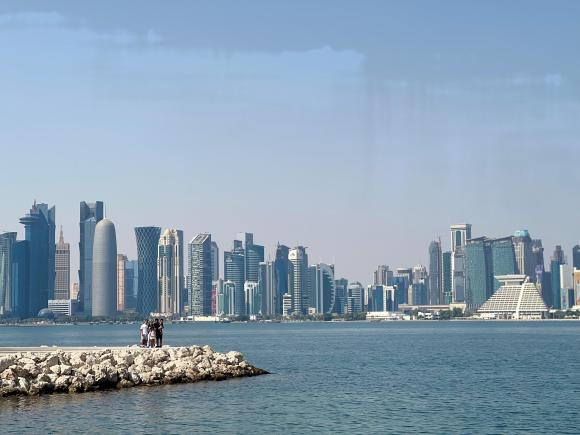 Auslandschweizer-Familie vor der Skyline von Doha