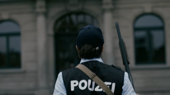 Polizist vor dem Sitz des Parlaments des Kantons Zug
