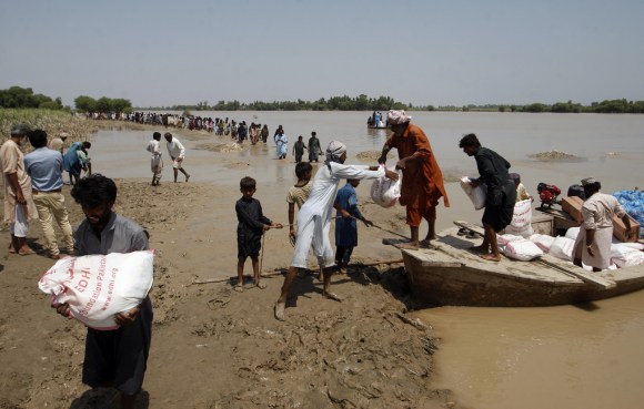 Humanitäre Hilfe wird in Pakistan verteilt, nachdem das Land von beispiellosen Überschwemmungen heimgesucht wurde