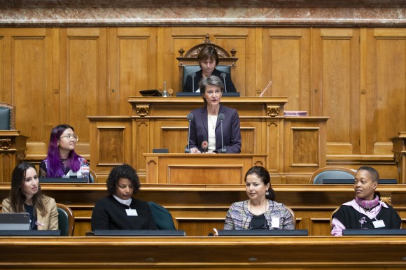 Simonetta Sommaruga en el Parlamento en una sesión de mujeres