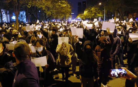 2022年11月27日，中国北京的示威者手持白纸，抗议严格的疫情管控措施。