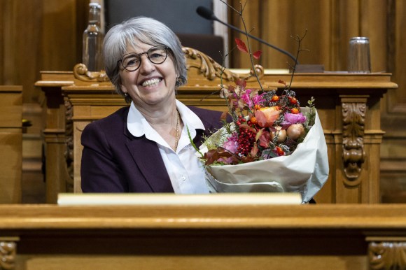 امرأة تحمل باقة زهور في البرلمان