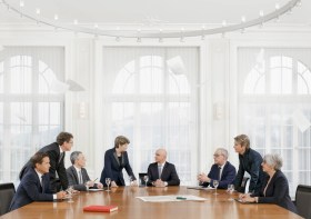 صورة لأعضاء الحكومة السويسرية يجلسون حول طاولة كبيرة
