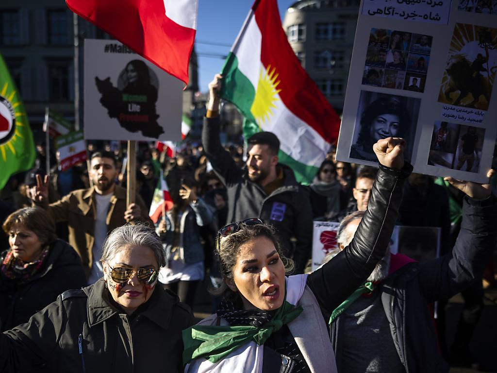 mindestens-2000-teilnehmende-an-iran-demo-in-z-rich-swi-swissinfo-ch