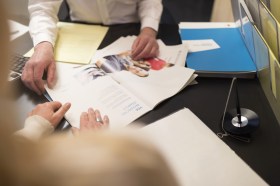 Persone consultano una brochure