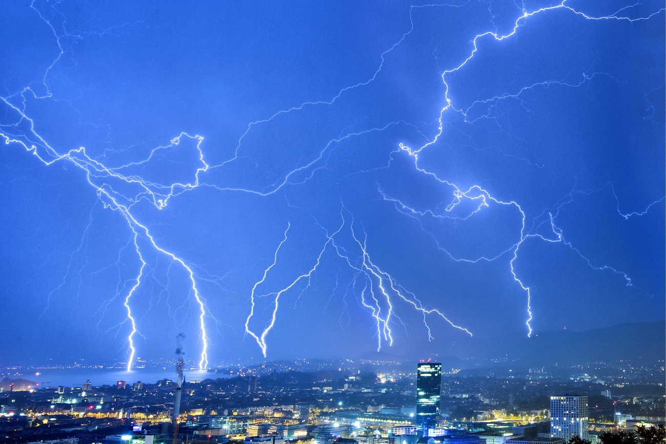 Highpowered laser deflects lightning strikes SWI swissinfo.ch