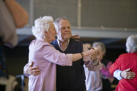 ソーシャルダンスをする高齢の夫婦