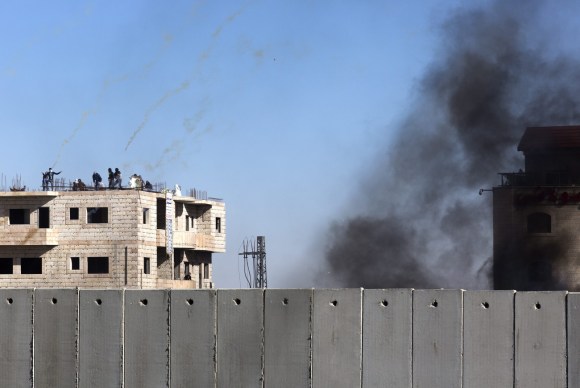 جدار إسرائيل الفاصل ودخان الغاز المسيل للدموع