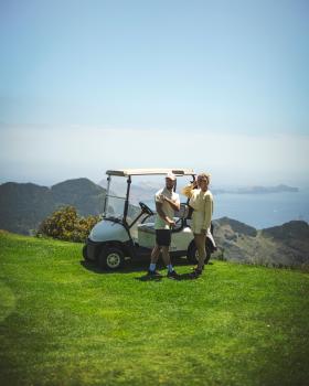 Marvin Meyer y Chantal Wyss en un carrito de golf