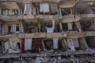Швейцария требует от жертв землетрясения документы