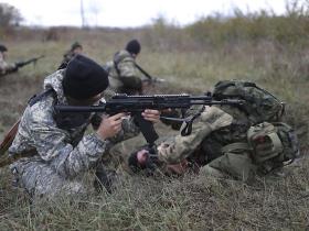 Ceux qui ont vécu la Guerre froide ont une autre approche de la Russie, donne comme explication le directeur de Sotomo Michael Hermann (photo d'illustration de recrues russes à l'entraînement).
KEYSTONE/AP (sda-ats)